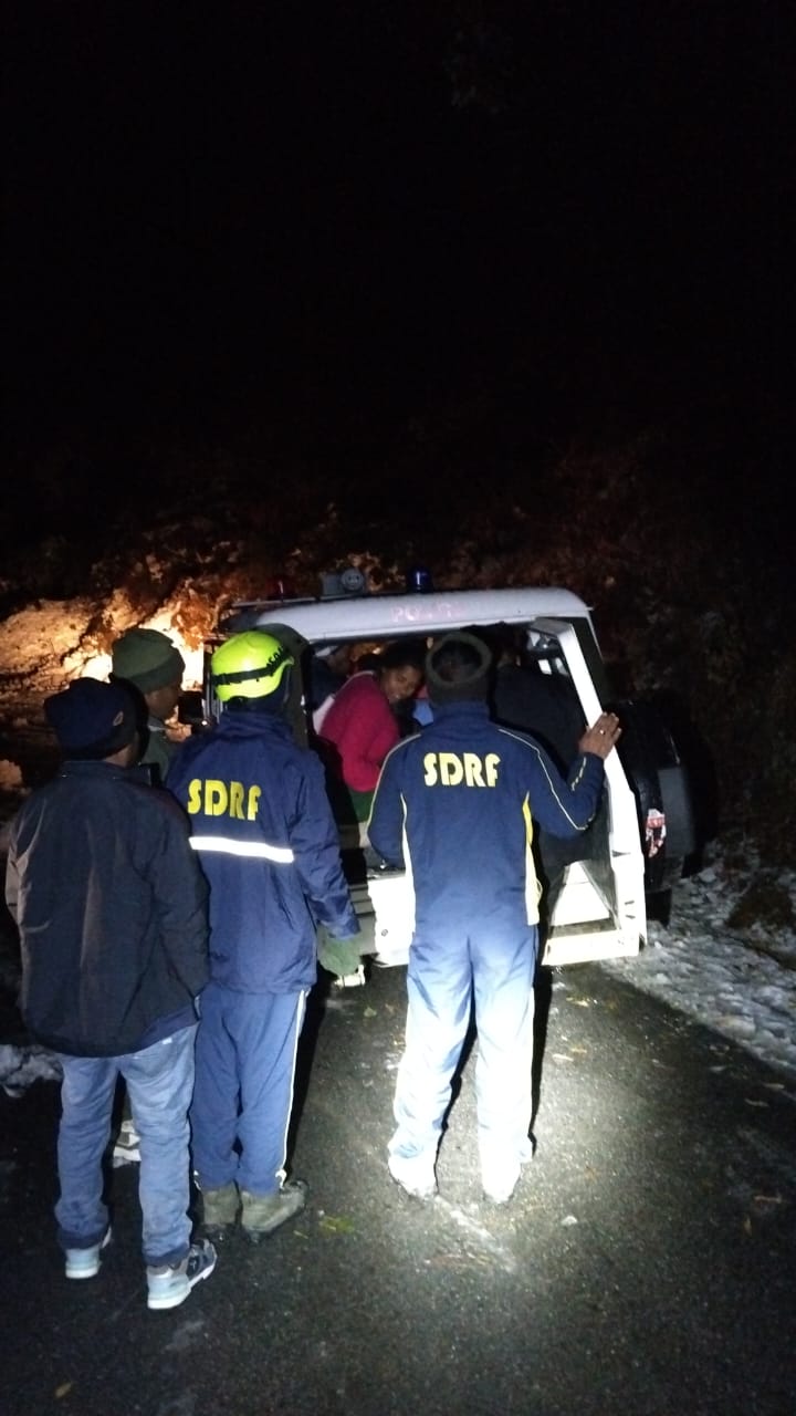 उत्तराखंड में भारी बर्फबारी के दौरान SDRF द्वारा रेस्क्यू ऑपरेशन