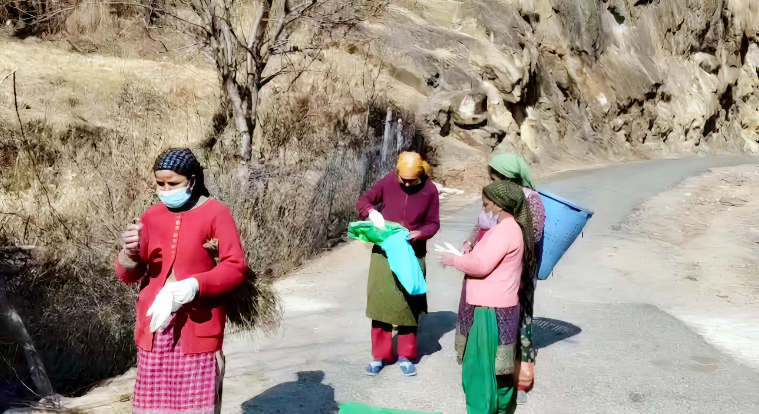 थैंक यू नेचर अभियान के तहत ग्राम झाला में स्वच्छता करती महिलाएं