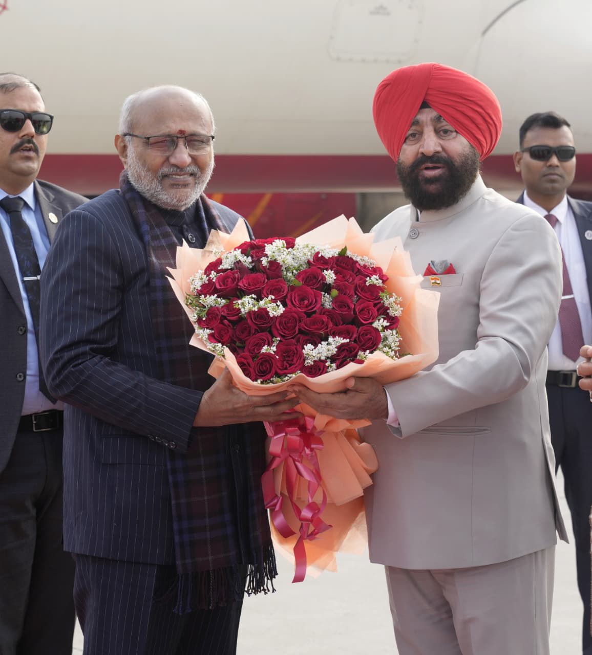 राज्यपाल और मुख्यमंत्री ने किया उपराष्ट्रपति का स्वागत