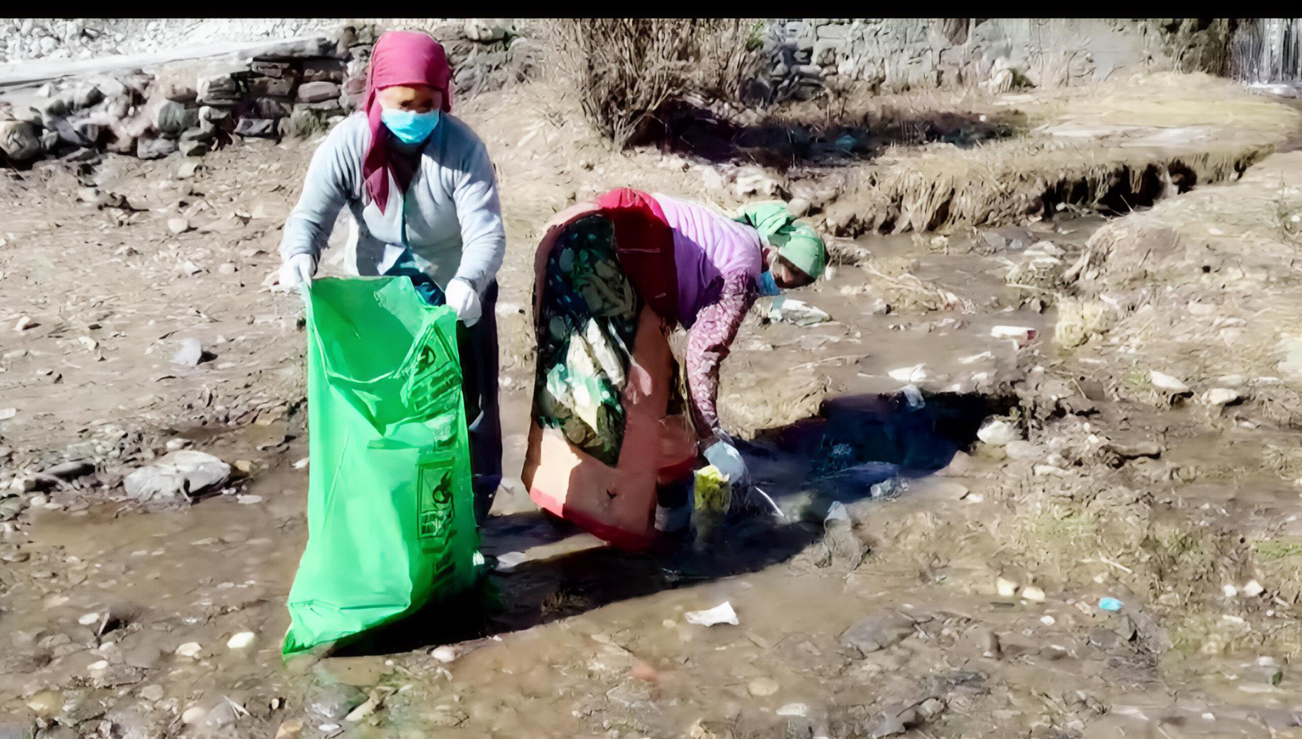 थैंक यू नेचर अभियान के तहत ग्राम झाला में स्वच्छता करती महिलाएं