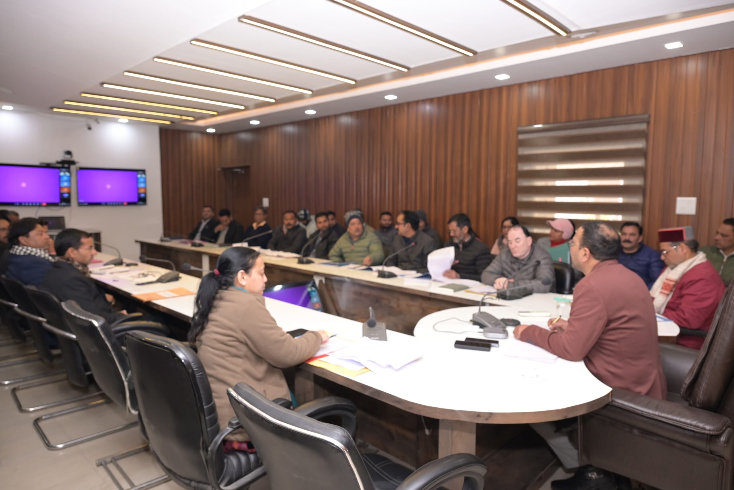 DM उत्तरकाशी प्रशांत आर्य राजस्व विभाग की समीक्षा बैठक करते हुए