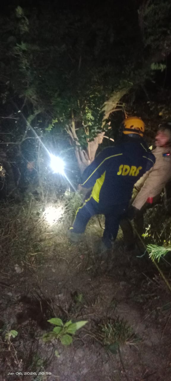 उत्तराखंड दुर्घटना में हनुमानगढ़ के पास खाई में गिरी कार का एसडीआरएफ द्वारा रेस्क्यू ऑपरेशन