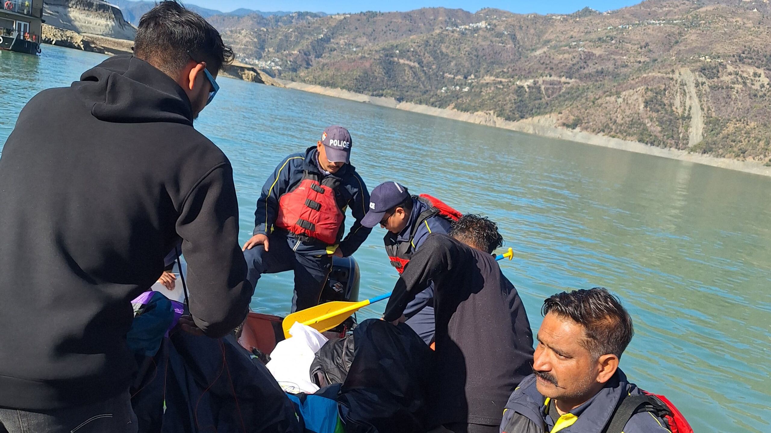 टिहरी पैराग्लाइडर हादसे के पायलटों को SDRF द्वारा सुरक्षित रेस्क्यू करते जवान
