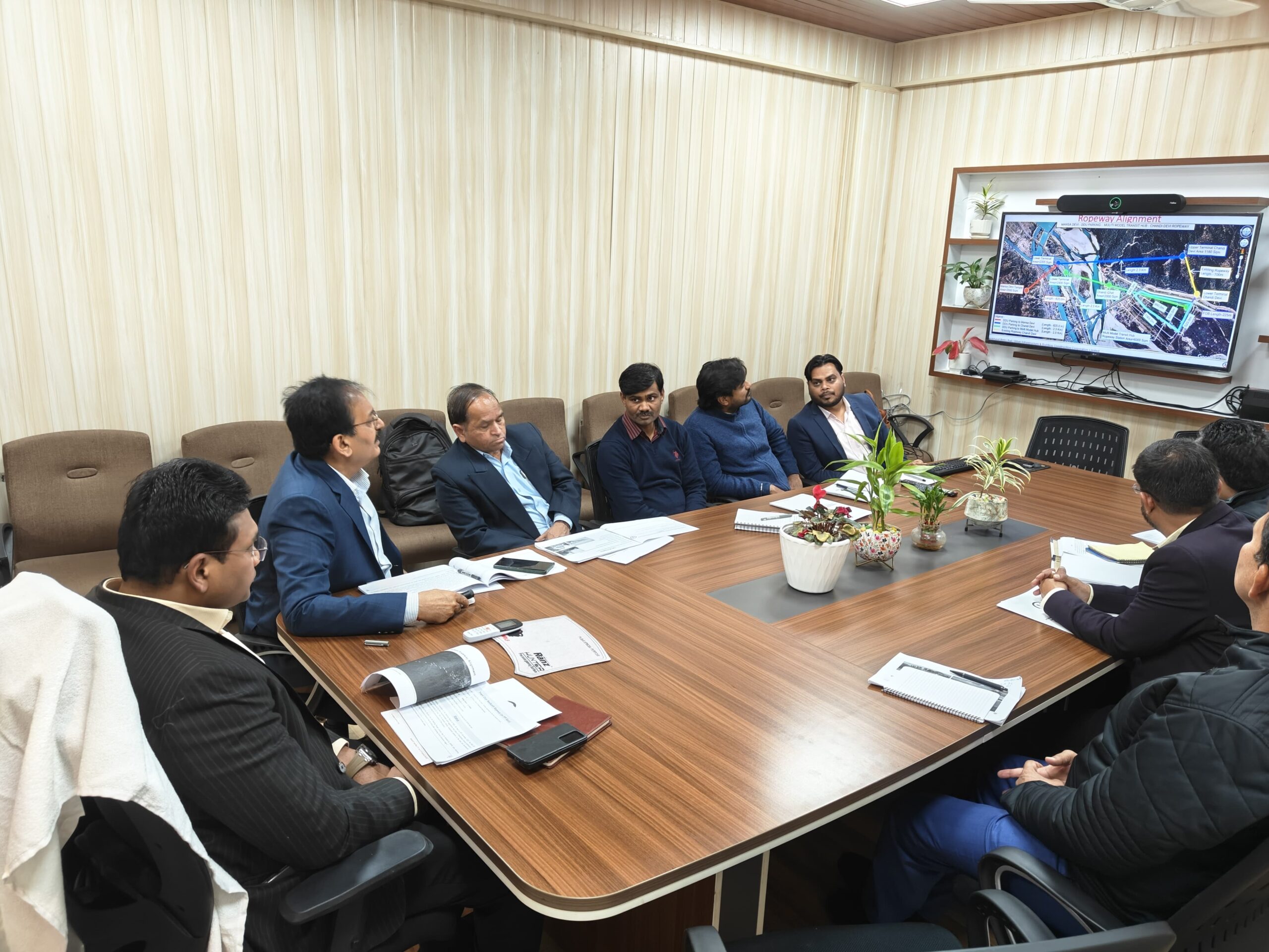 धामी सरकार की शहरी परिवहन परियोजनाओं की समीक्षा बैठक