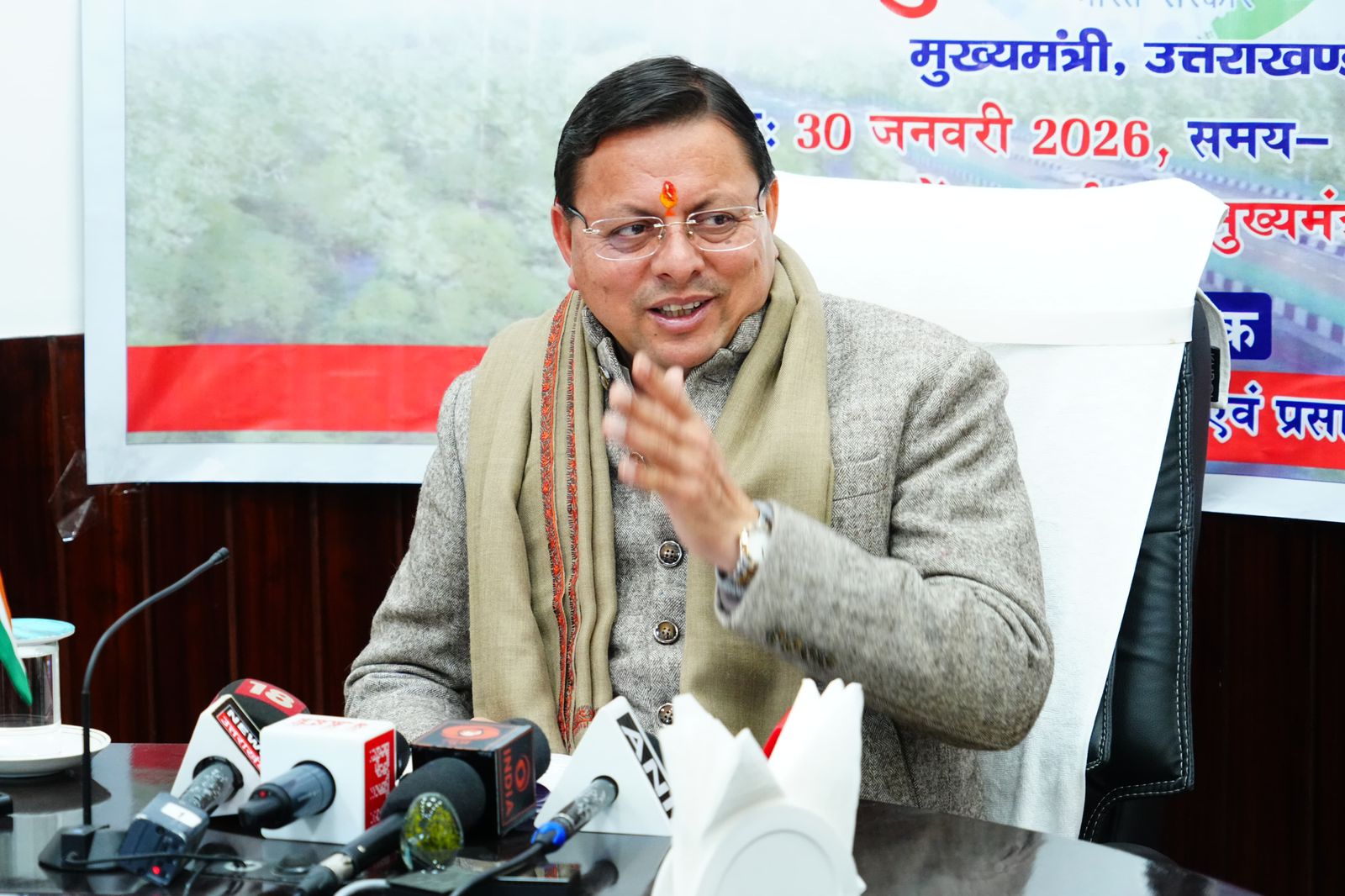 मुख्यमंत्री धामी सरकार की विकास योजनाओं की जानकारी देते हुए