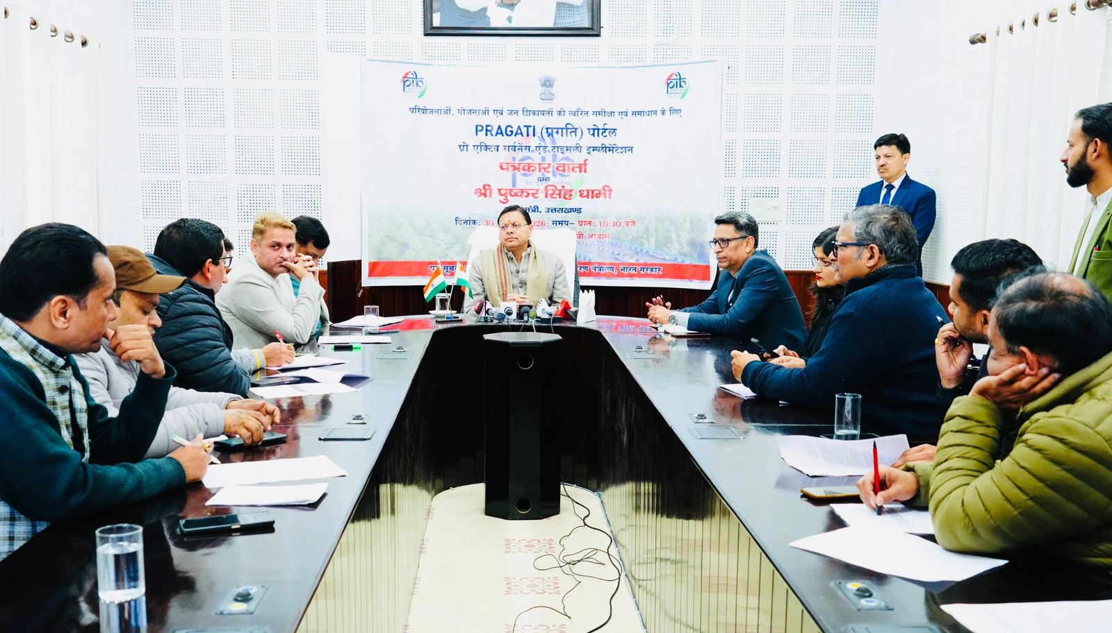 मुख्यमंत्री धामी सरकार की विकास योजनाओं की जानकारी देते हुए