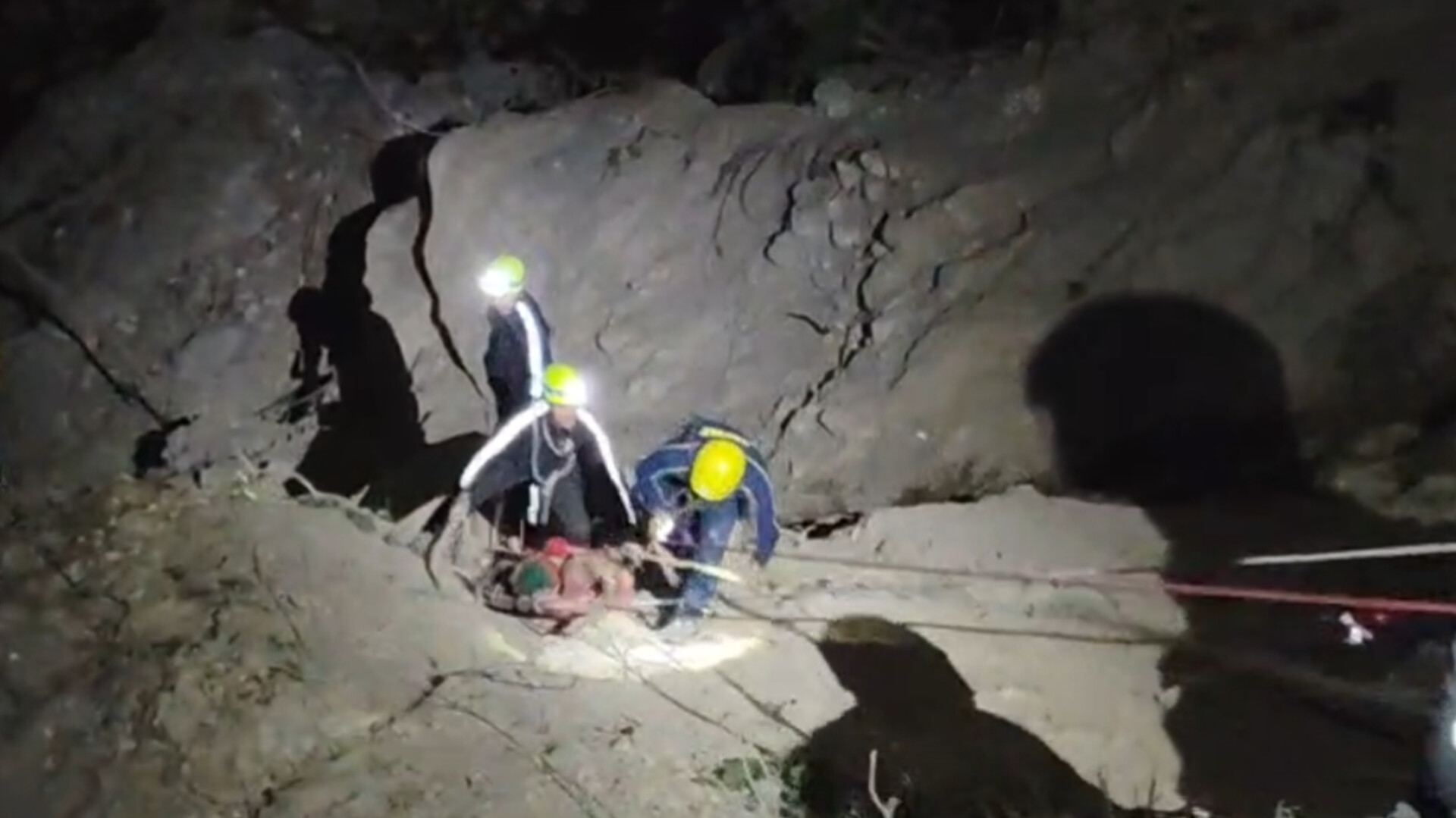 मसूरी रोड पानी बैंड क्षेत्र में SDRF द्वारा खाई से शव निकालते हुए रेस्क्यू ऑपरेशन