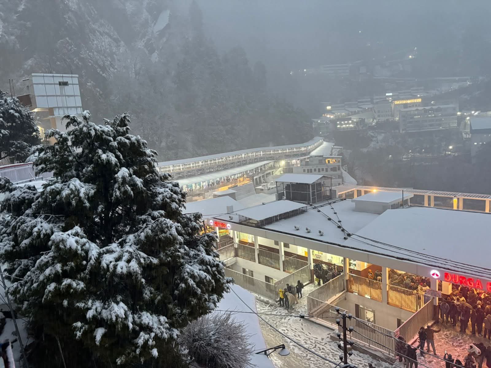 पहली बर्फबारी के बाद बर्फ से ढका वैष्णो देवी यात्रा मार्ग